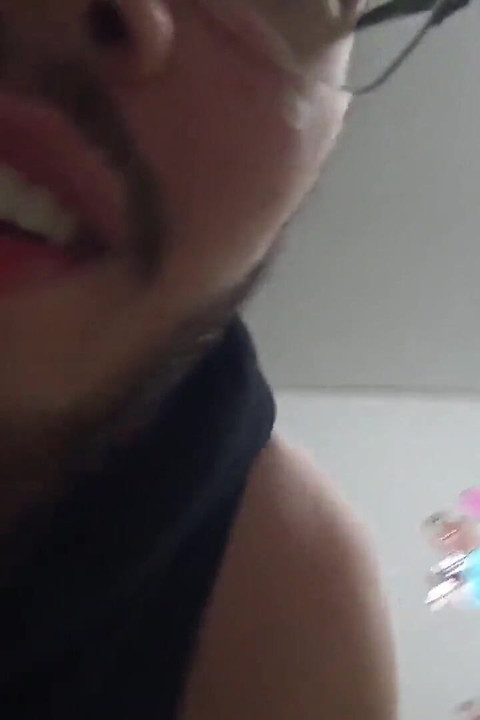 New York Abd'li 18 yaşındaki esmer büyük sarkık memeler üvey erkek kardeşinin büyük yarağını sikiyor