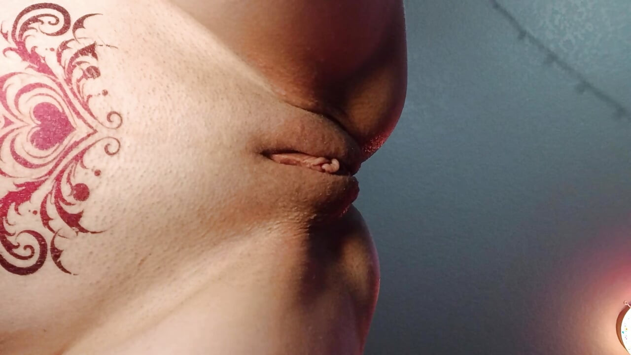 Tattooed petite PAWG shakes her ass, has her pussy eaten, and gets creampied close up while being bent over