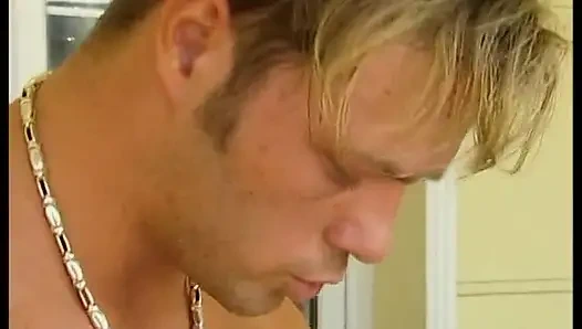 Büyük memeli kızıl saçlı tıraşlı amcığını açık havada siktiriyor