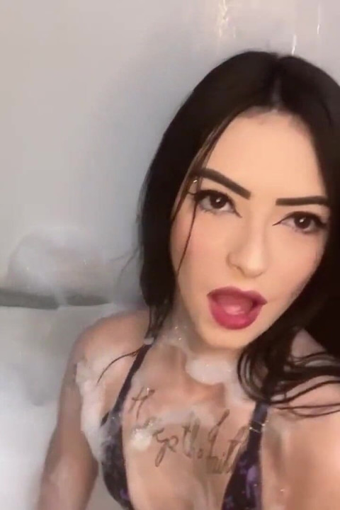 Fille maigre qui se met une grosse bite jouet dans la chatte