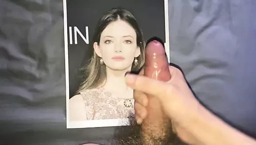 Mackenzie Foy, hommage au sperme