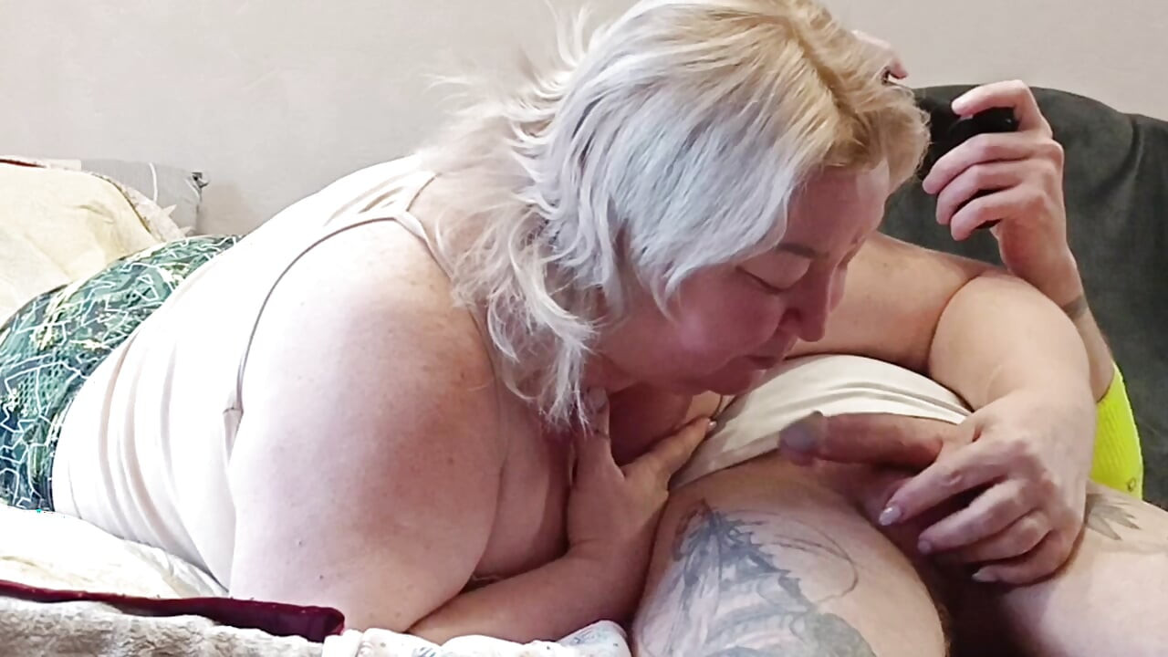He interrupted his stepmom's game on the console, fucked her in her mouth and finished in it