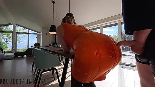 Wanita seksi dan melengkung dengan gaun dan stoking yang memeluk bentuk tubuh adalah misionaris yang dipenuhi dengan air mani segar. - Proyekfundiary