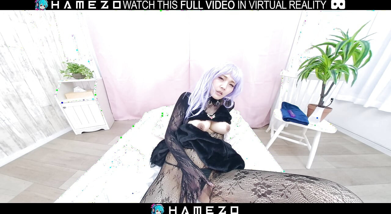 Tesão japonesa menina Rena Horikawa brinca com um vibrador roxo, em VR.