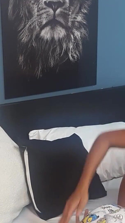 帰る前に友達の秘所を舐める |クリップ1