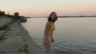 Lili sprang ins Wasser