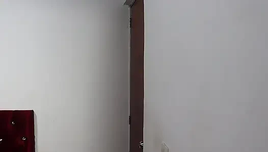 Я захожу в комнату своей сводной сестры, она соблазняет меня и показывает свою красивую киску: секс в настоящем любительском видео