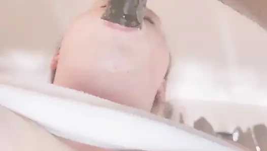 Грязный минет с камшотом толстушки в любительском видео