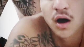 Tatuado novinho safado levando rola