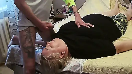 Дрочу мой хуй, чтобы кончить на мою подругу