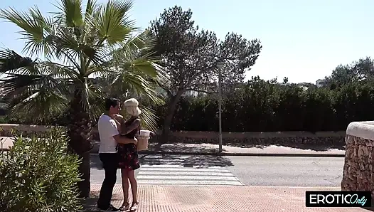 Спонтанный секс, голодная на дороге, милф отдаёт всё