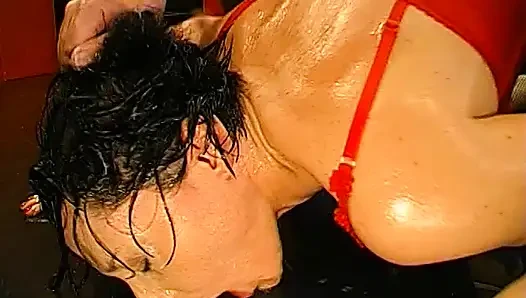 Aku membutuhkannya sekarang! - Aksi seks threesome liar cewek semok kulit hitam yang lagi kencing!