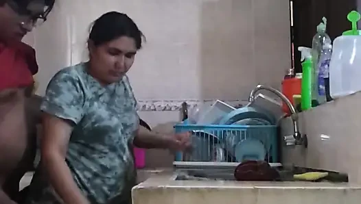 Cewek semok latina dientot habis-habisan di dapur