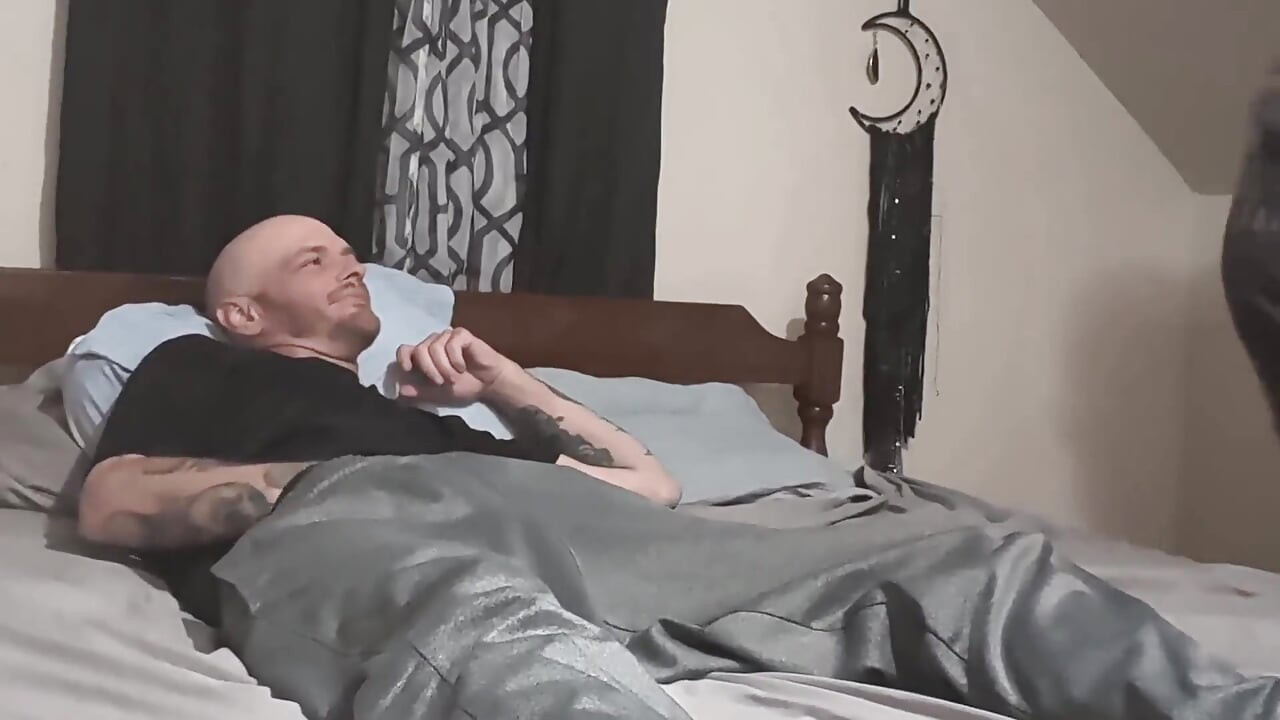 Zobaczyła mnie bawię się moim kutasem i pozwoliła mi spuszczać się w jej grubej cipce!