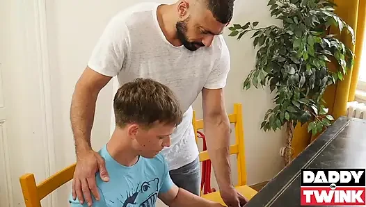 Daddyontwink marco napoli piyano odasında Jacob Dolce'u sikiyor