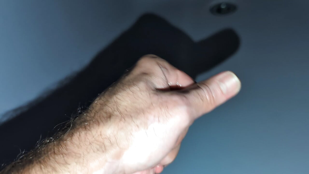 Boşalana kadar küvette mastürbasyon yapıyorum