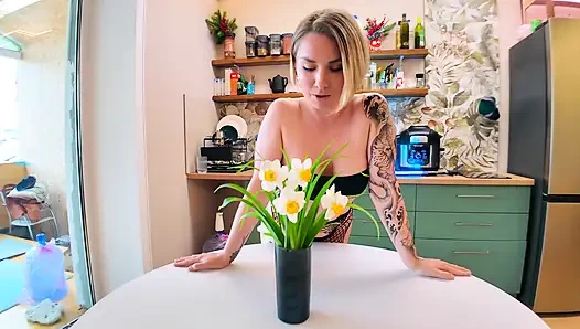 Hot fucking di sofa dimasukkan ke dalam semua lubangku