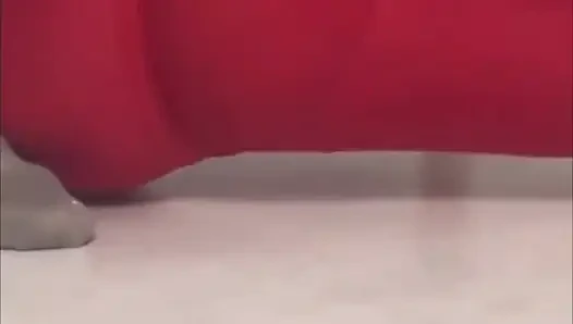 йога в красных тугих леггинсах