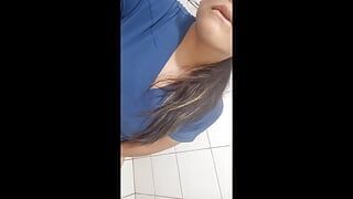Güzel olgun üvey anne iş yerinde porno videolarını çekiyor ve ıslak vajinasını gösteriyor