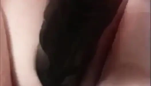 Masturbuje her dildo