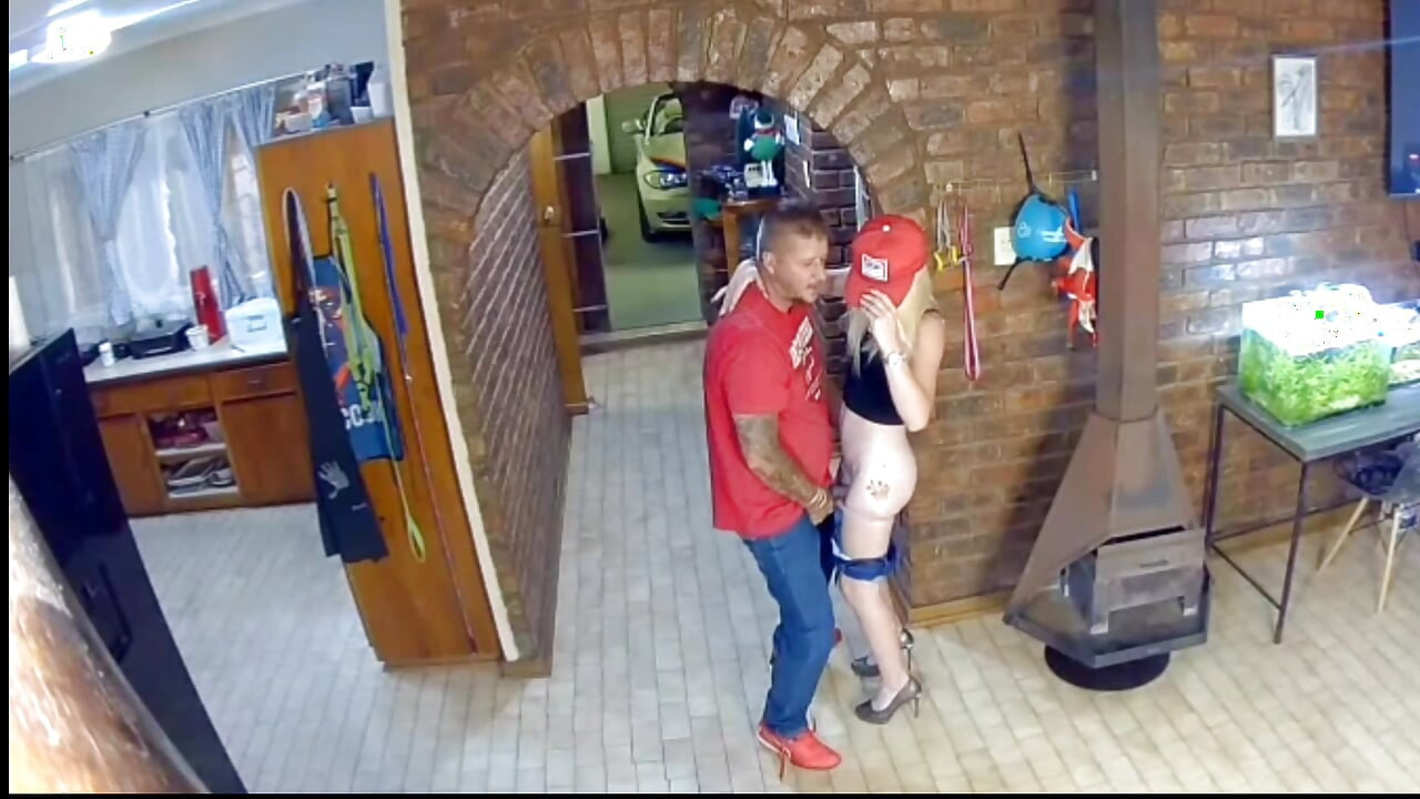 Έπιασα τον άντρα μου να με απατά με μια ξανθιά