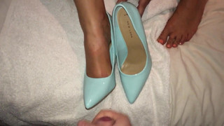 Shoejob and cum in her pointy blue heels