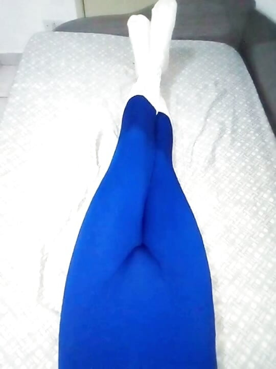 Διασκέδαση στο σπίτι με μπλε στολή Zentai και κάλτσες