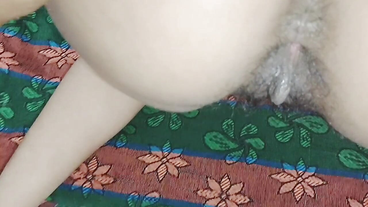 I seduced my stepsister by giving her chocolate, then I fucked her and ejaculated inside her.