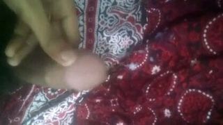 Akash masturbiert, milchiges Abspritzen mit dem Handtraining