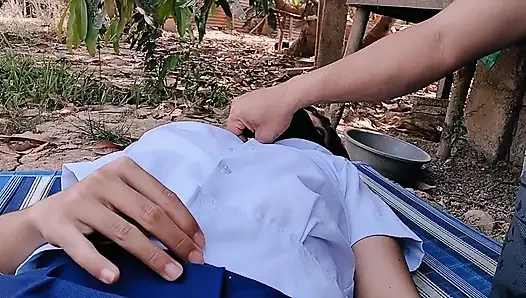 MURID INI KETEMU SAMA AYAH TIRI DI BELAKANG RUMAH MEREKA SEBELUM BERANGKAT SEKOLAH