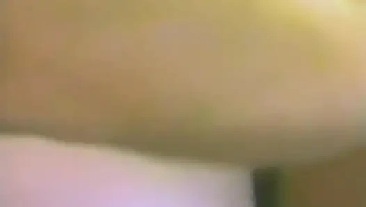 Sıkı memeli sarışın yarak emiyor ve döl yutuyor