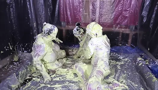 Cheyenne Hannah ve Skyler ile köpük eğlencesi