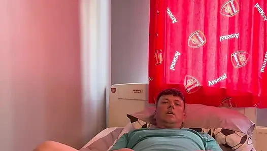 Seks oyuncağıyla mastürbasyon yapıyor ve götünü sikiyor