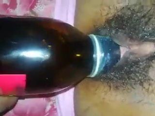 Sri lanka kız bira şişesi eğlencesi (bira şişesi ile kedi eğlenceli)