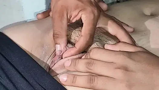 Üvey kız kardeş Hintli tamil porno videosunda spermle dolu sıkı amcığımı açmak istiyor.