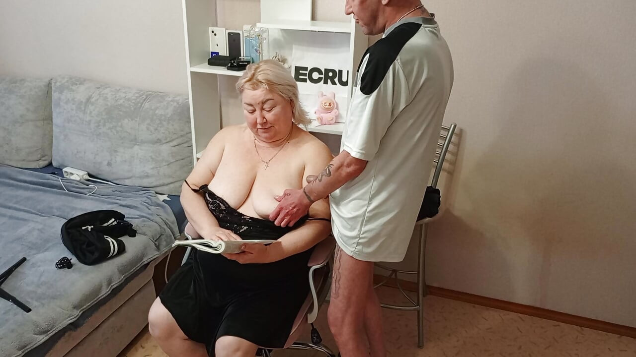 אני מאונן את הזין שלי, מזיין את אמא החורגת שלי בפה שלה וגומר על הציצים הענקיים שלה