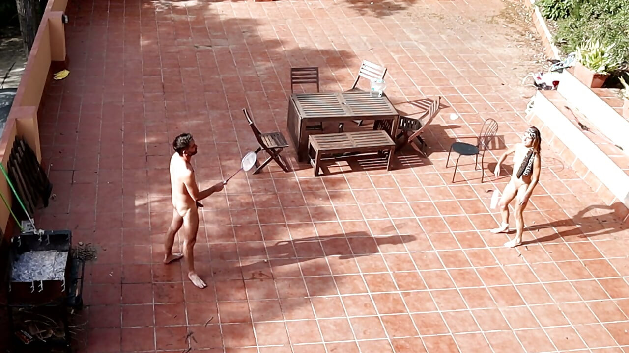 Casal flagrado fodendo no pátio