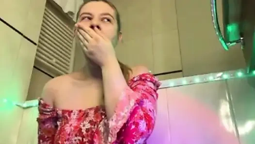 Web kamerasında çok sert fışkırtıyor ve anal sikişiyor