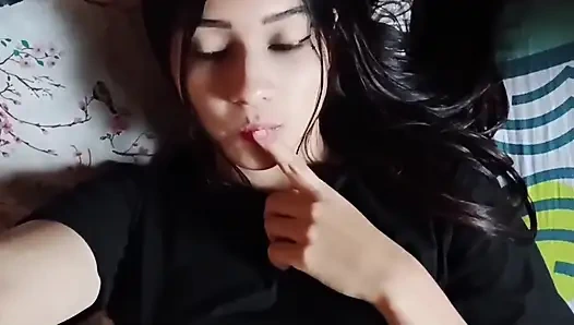 18-летнюю сводную сестру трахнули в ее пижаме, она грустно, потому что ее бойфренд расстался с ее красивой большой задницей в домашнем видео