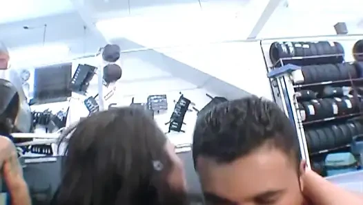 Seksi minyon içinde büyük çift yarak