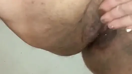 Bbwbootyful, nackt im bett liegend, reibt meine fette haarige muschi