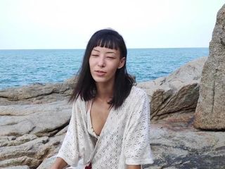 Сладкая азиатская девушка широко раскрывается в любительском видео