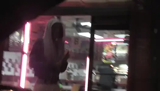 Cewek nakal kulit hitam dijemput di depan toko untuk ngentot