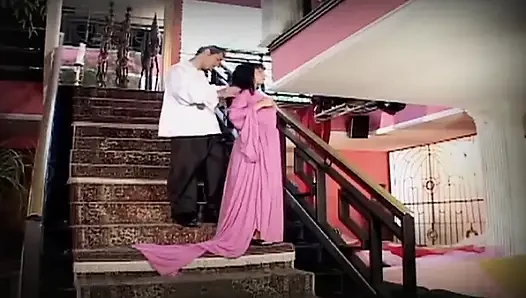 Cewek rambut cokelat dientot habis-habisan sampai lubangnya menganga lebar di tangga