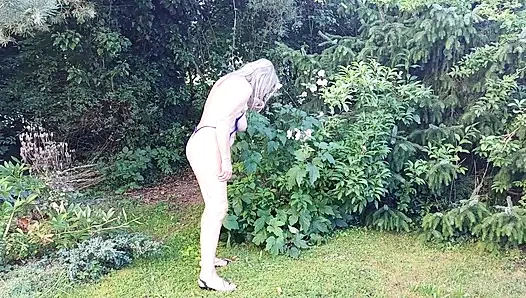 77 yaşındaki Martina Alsmost'i bahçesinde çıplak izleyin