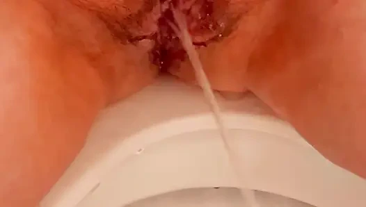 Birkaç içkiden sonra işiyor