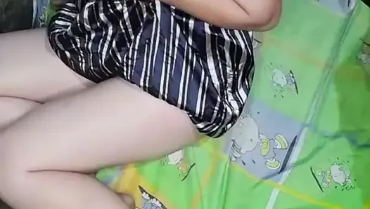 Hintli porno chindo kız erkek arkadaşına amcığını gönderiyor