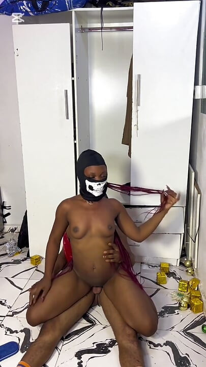 Pantat bahenol cewek semok kulit hitam ini dientot habis-habisan sama kontol raksasa pria kulit hitam
