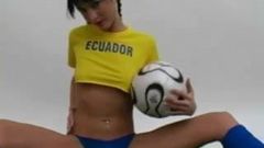 Une footballeuse équatorienne sportive se déshabille