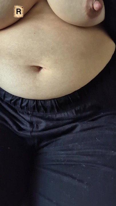 “我喜欢玩我妻子的乳房。